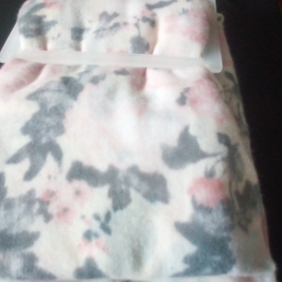 Cute Shawl - Picture 2 of 3